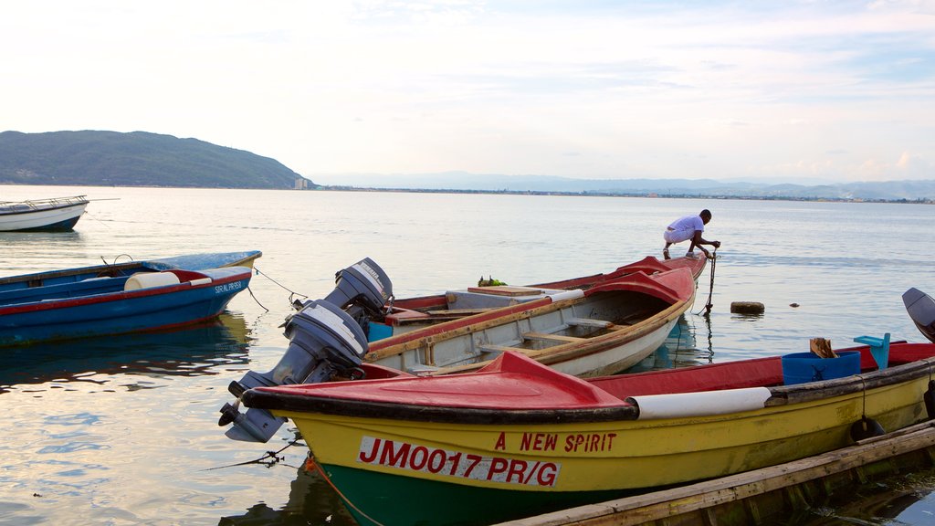 Port Royal que incluye botes y también un hombre