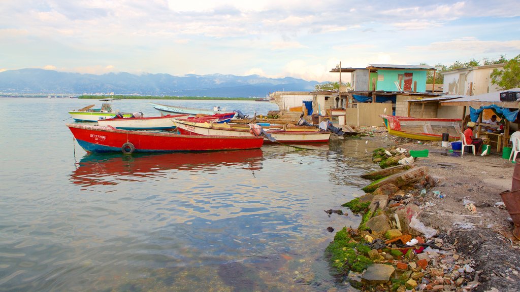 Port Royal ofreciendo una bahía o un puerto y botes