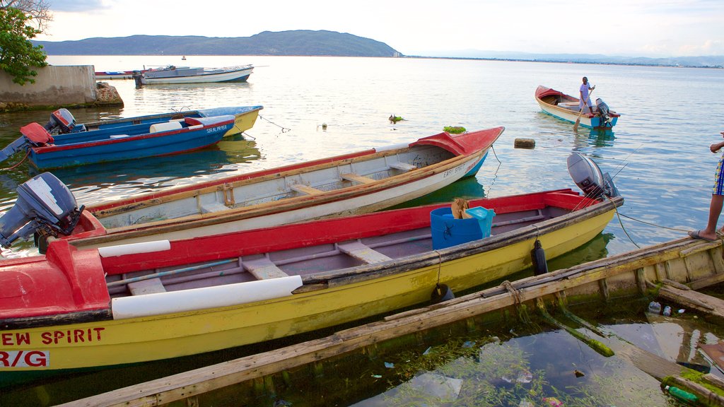 Port Royal mostrando una bahía o un puerto y kayaks o canoas