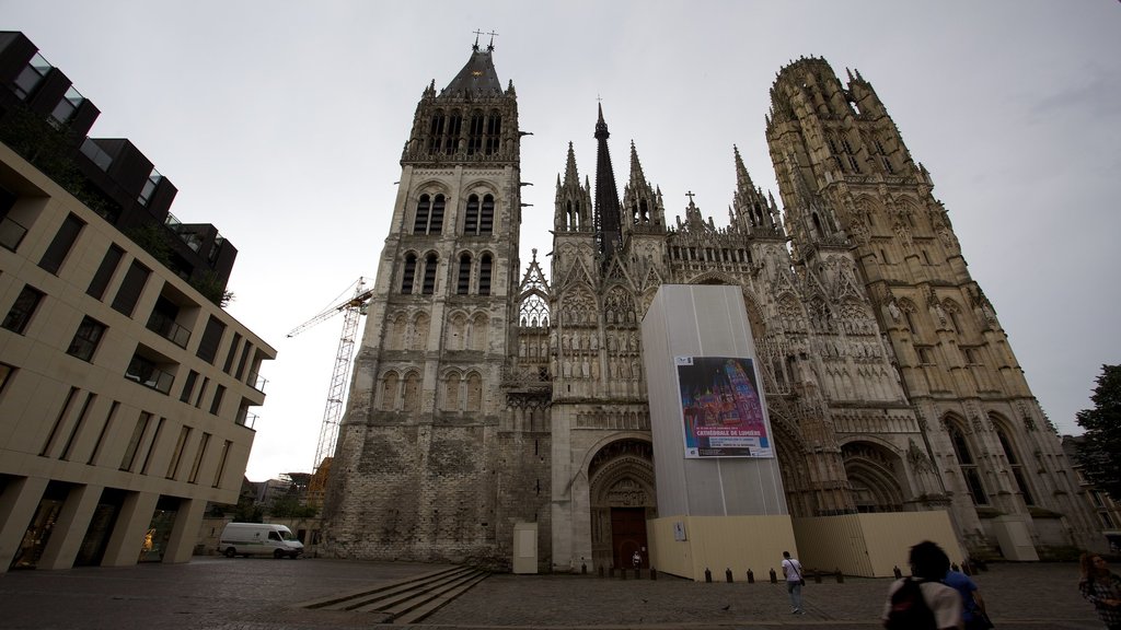 Francia ofreciendo elementos religiosos, una iglesia o catedral y elementos patrimoniales