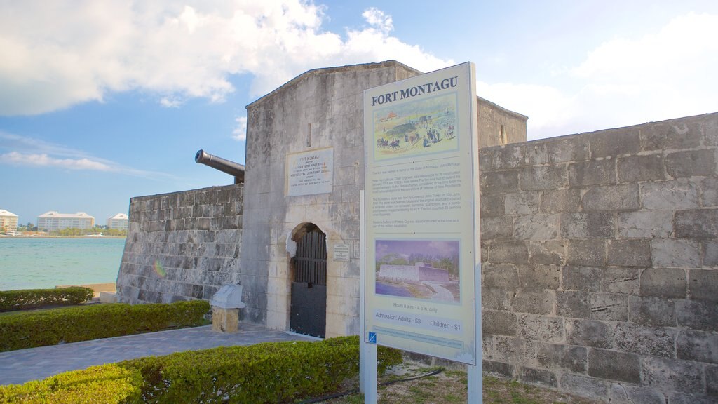 Fuerte Montagu ofreciendo señalización y elementos del patrimonio