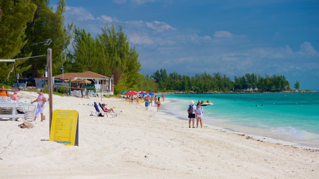 Taino Beach som viser en strand såvel som en stor gruppe mennesker