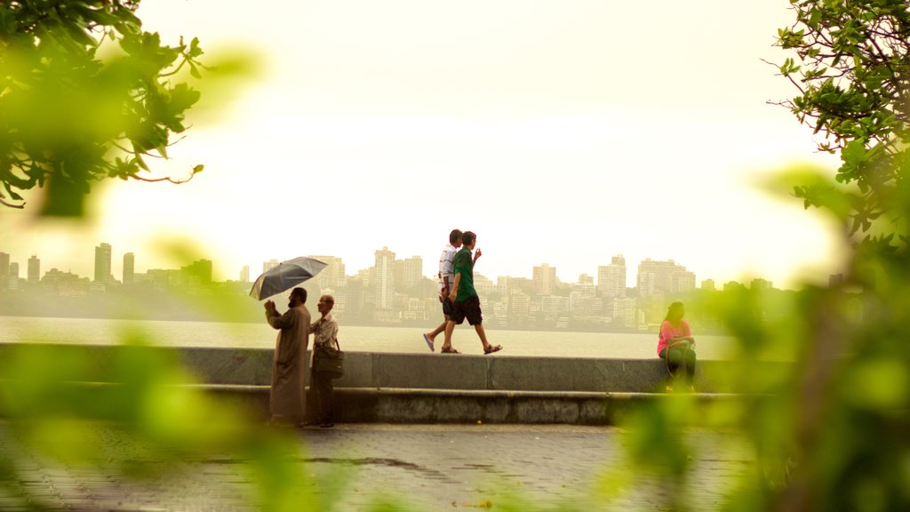 Marine Drive assim como um grande grupo de pessoas