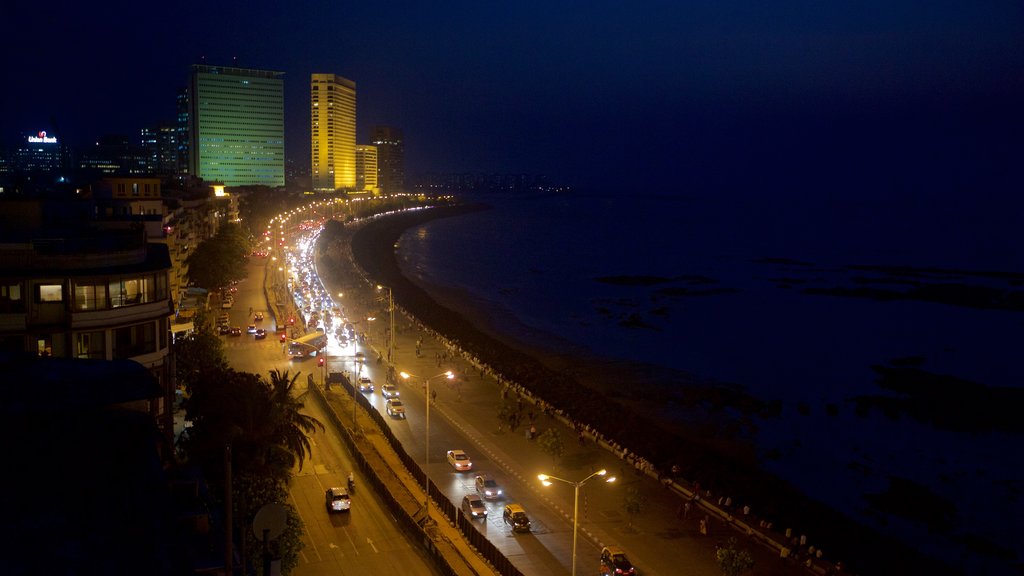 Marine Drive mostrando escenas de noche