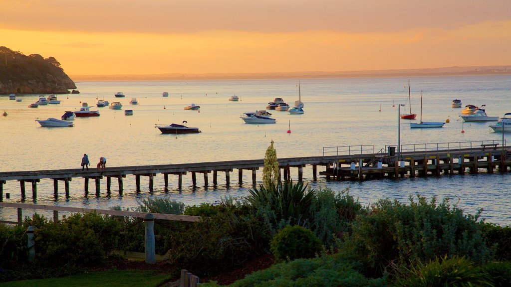 Portsea que incluye velero, un atardecer y vista general a la costa