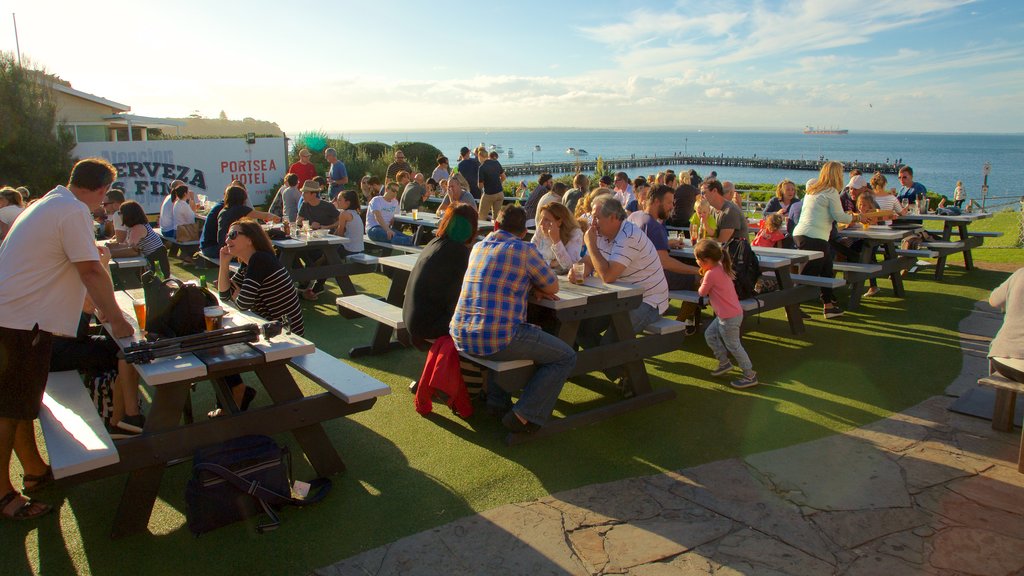 Portsea ofreciendo comidas al aire libre y también un gran grupo de personas