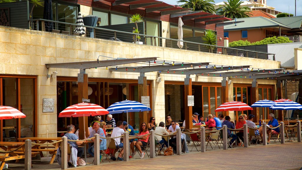 Sorrento ofreciendo comidas al aire libre y ambiente de café y también un gran grupo de personas