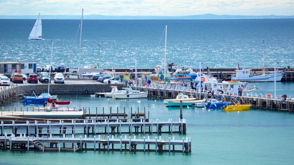 Mornington mostrando botes, velero y un club náutico