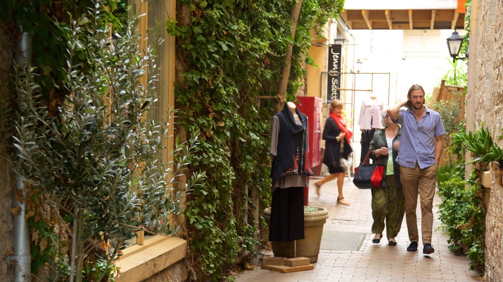 Sorrento ofreciendo shopping y también un pequeño grupo de personas