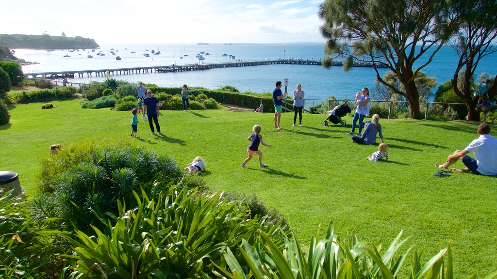 Portsea mettant en vedette un jardin aussi bien que un grand groupe de personnes