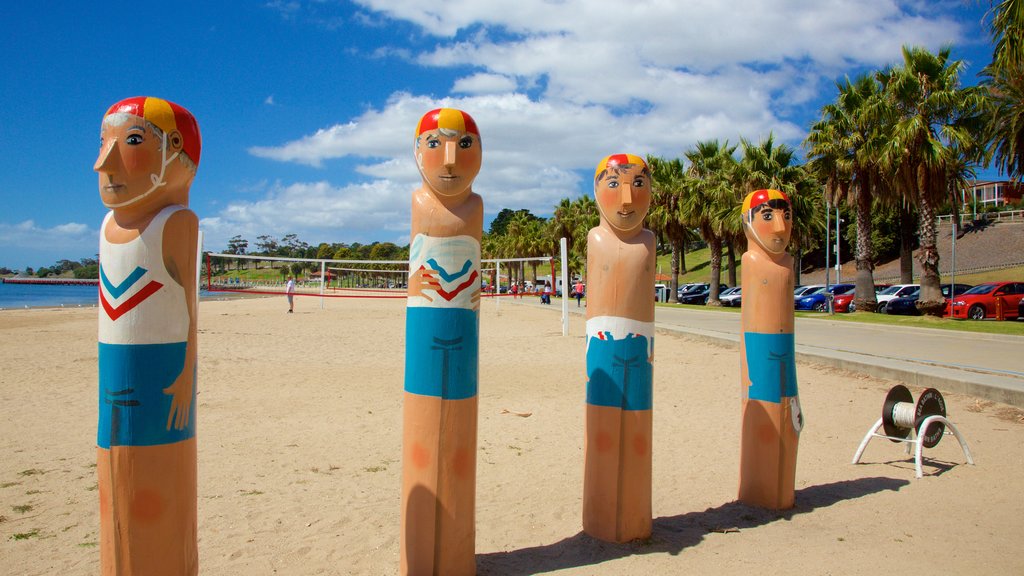 Geelong toont kunst in de open lucht, een standbeeld of beeldhouwwerk en een zandstrand