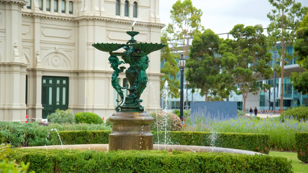 Carlton Gardens showing a fountain