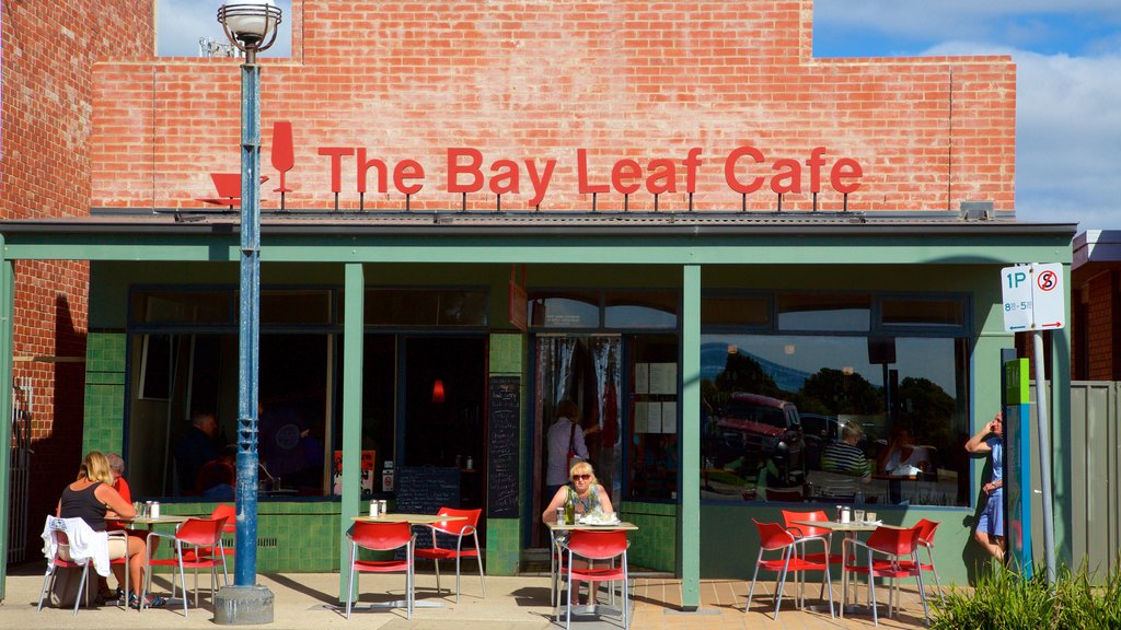 Apollo Bay ofreciendo escenas de café y comer al aire libre y también un pequeño grupo de personas