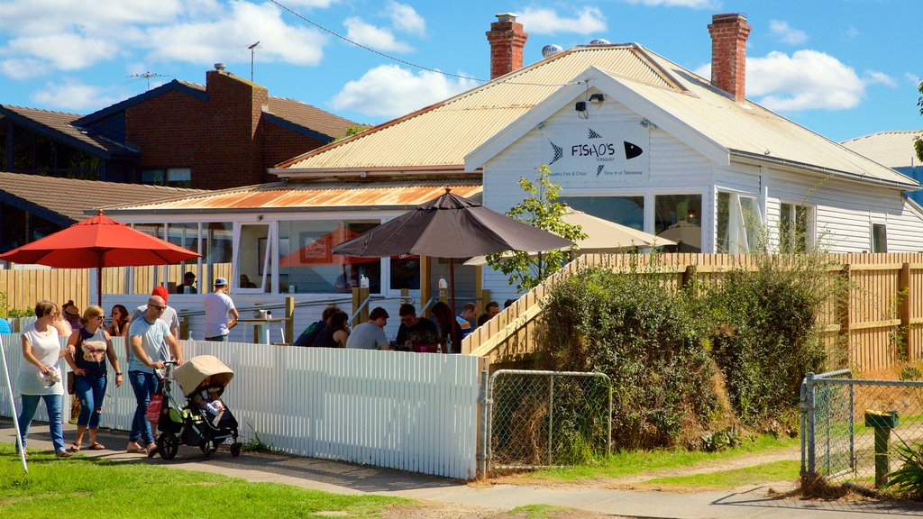 Torquay que incluye comidas al aire libre y restaurantes y también un gran grupo de personas