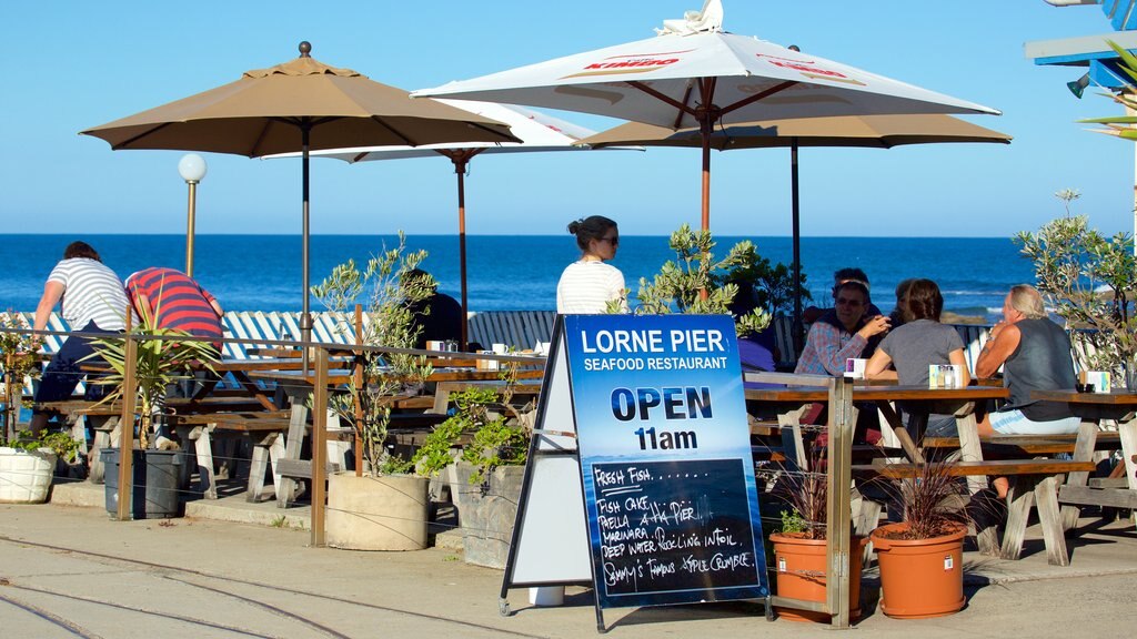 Lorne mostrando vista della costa, bar e caffè e mangiare all\'aperto