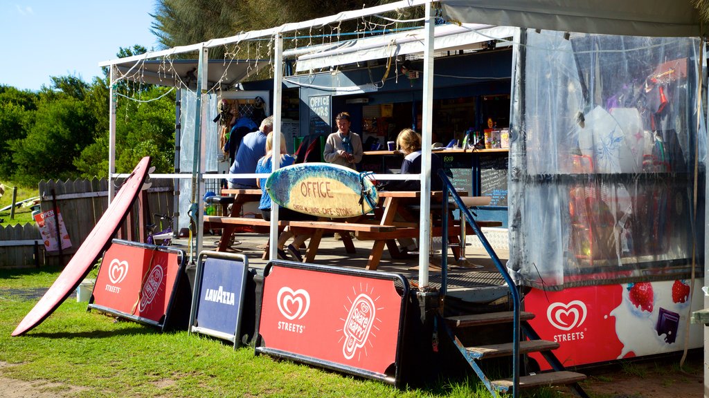 Skenes Creek ofreciendo comidas al aire libre y escenas de café y también un pequeño grupo de personas