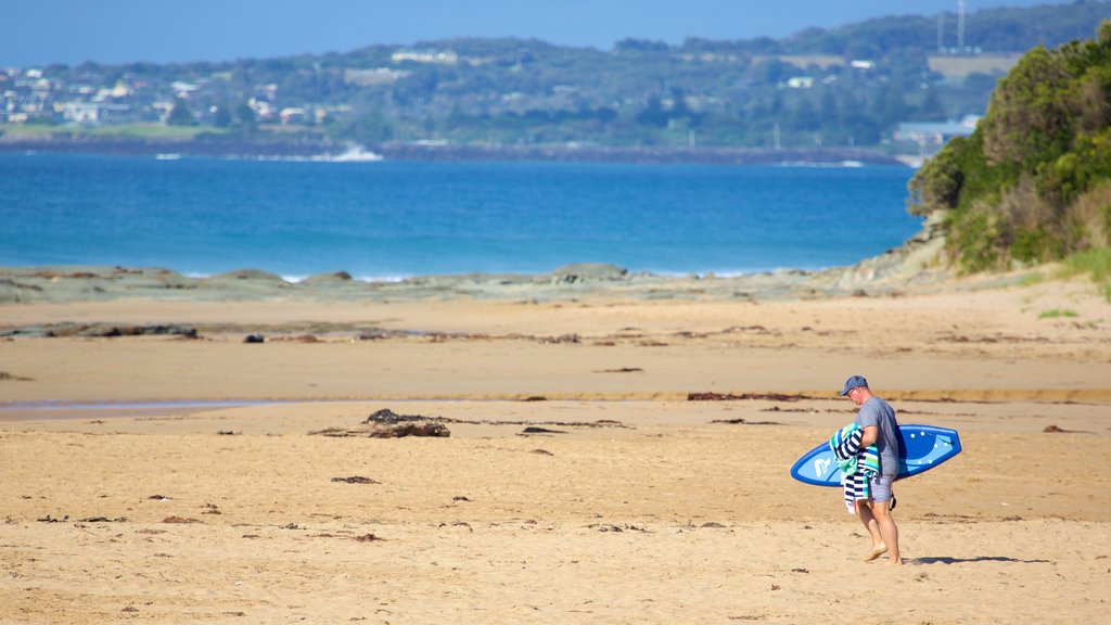 Skenes Creek caracterizando uma praia de areia assim como um homem sozinho