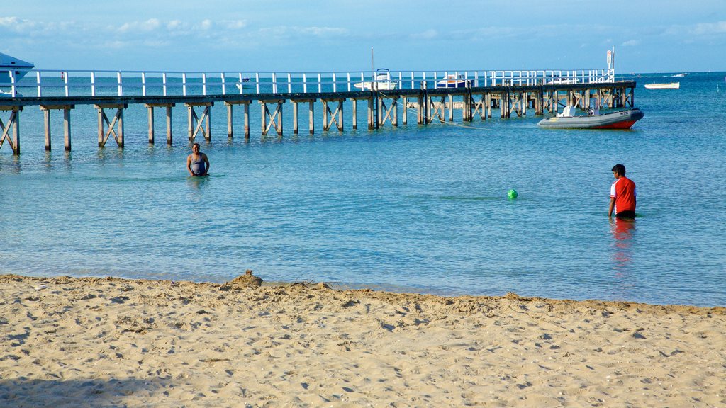 Sorrento Front Beach som viser en sandstrand såvel som en lille gruppe mennesker