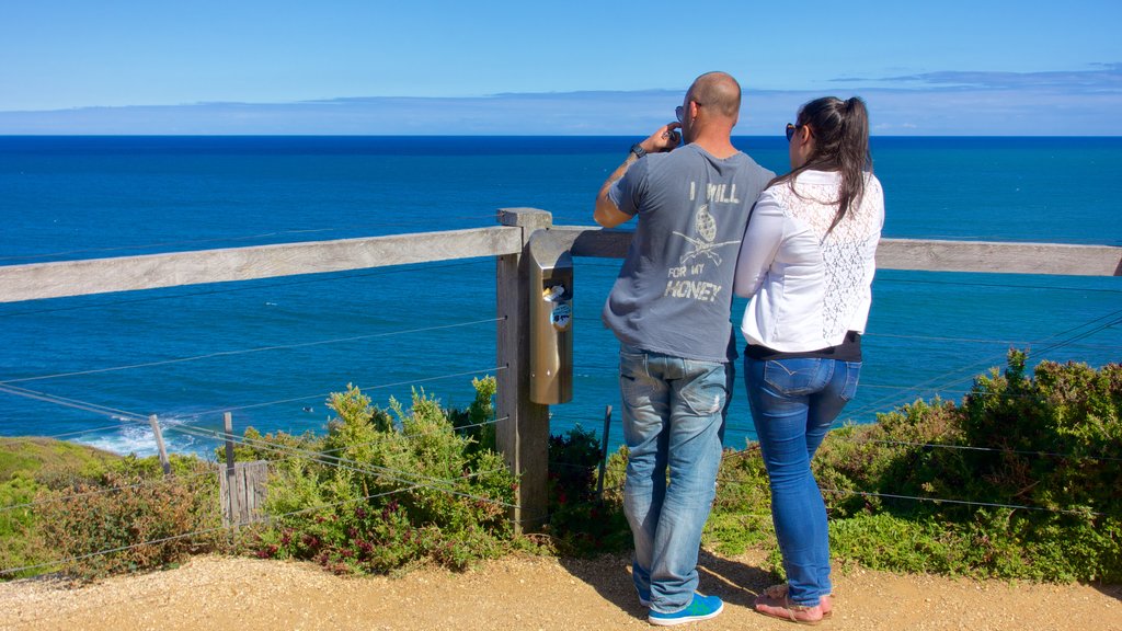 Bell\'s Beach ofreciendo vistas de una costa y también una pareja