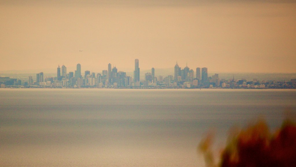 Melbourne mostrando una ciudad, horizonte y un atardecer