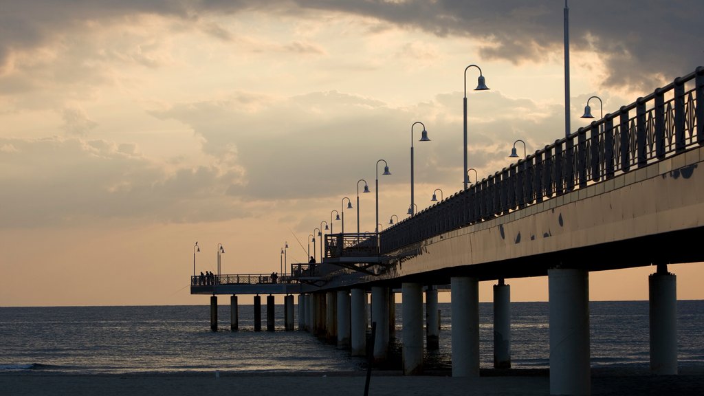 Forte dei Marmi showing a sunset and a sandy beach