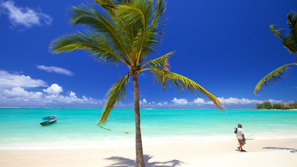 Belle Mare que incluye una playa de arena y también un hombre