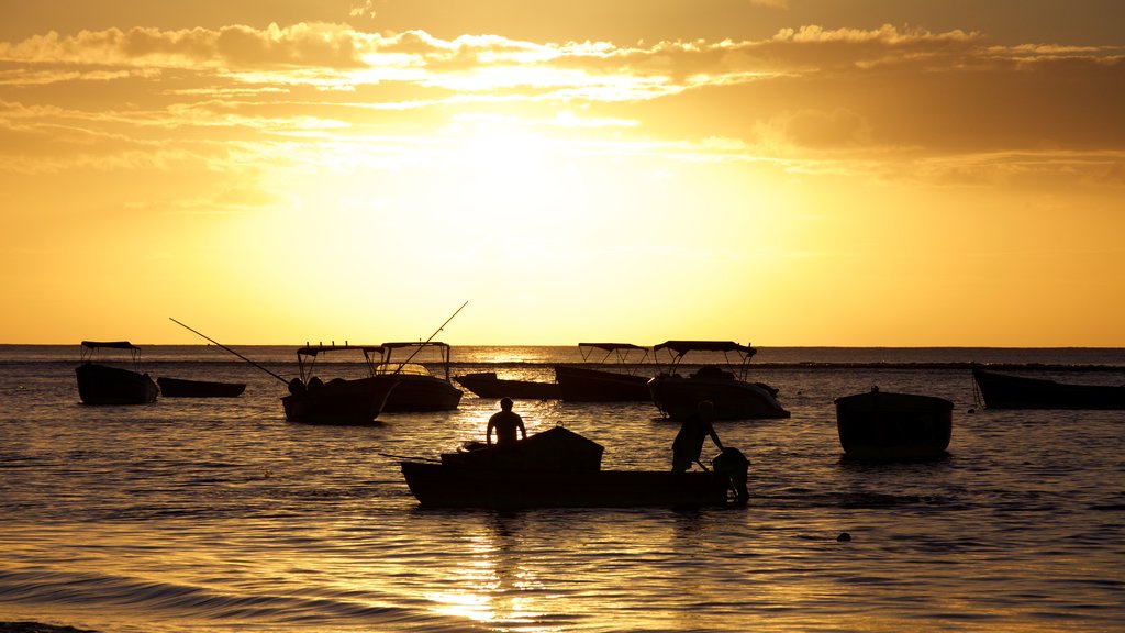 Tamarin que incluye botes y un atardecer