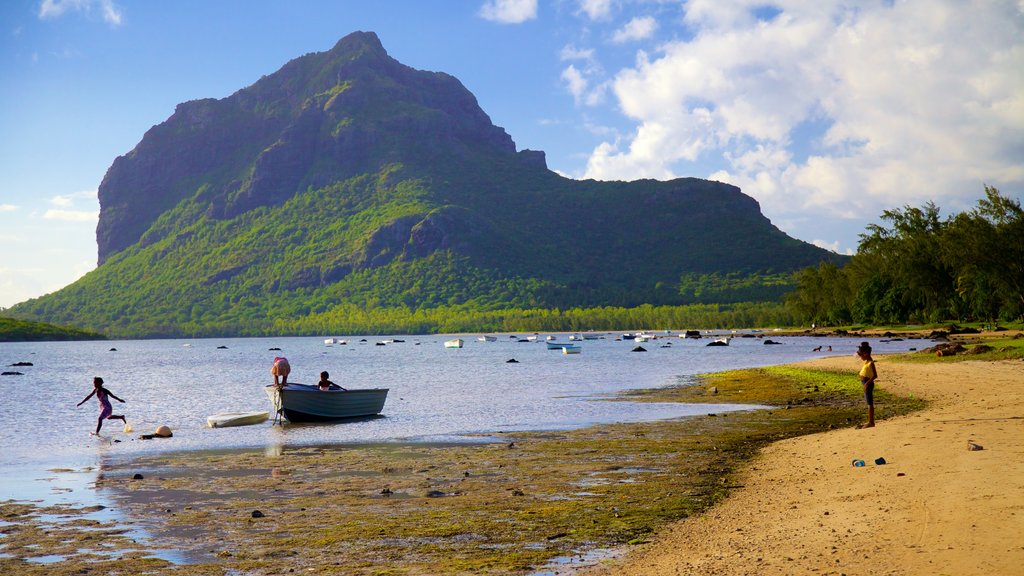 Le Morne mettant en vedette une baie ou un port, bateau et montagnes