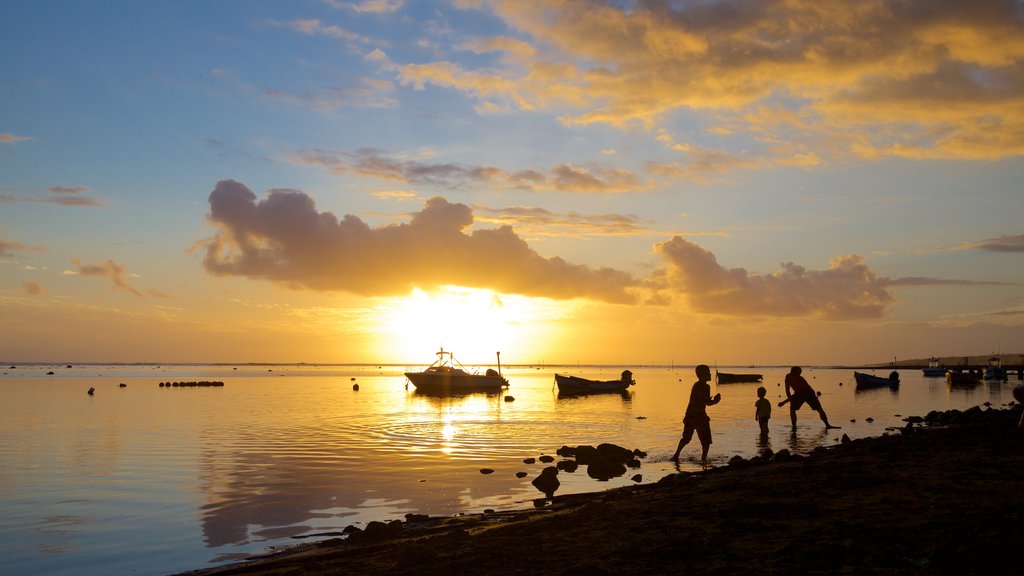 l\'Etang-Sale les Bains showing general coastal views and a sunset as well as a small group of people