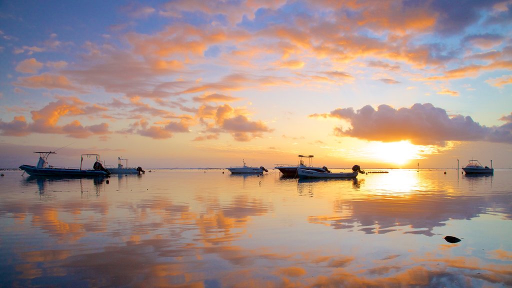 l\'Etang-Sale les Bains showing general coastal views, boating and a sunset