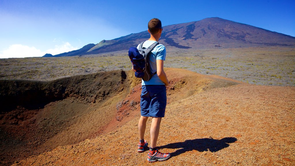 Piton de la Fournaise que incluye escenas tranquilas y también un hombre