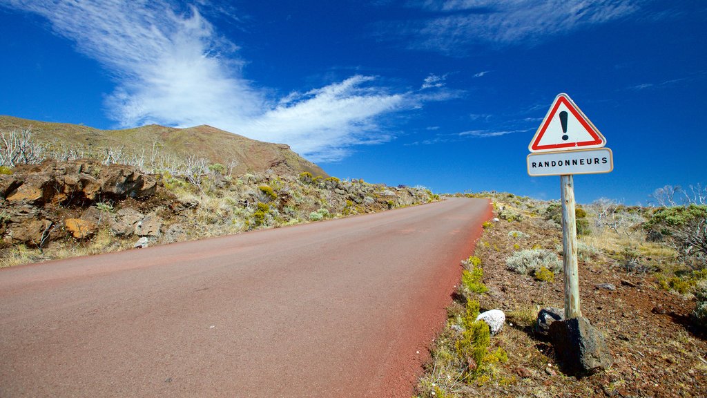 Piton de la Fournaise mettant en vedette signalisation