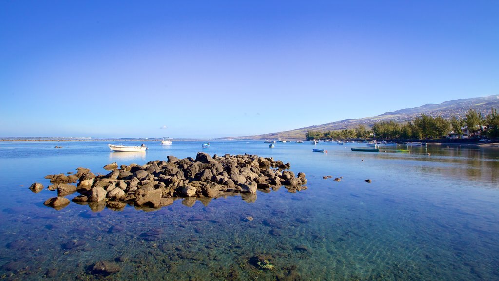 l\'Etang-Sale les Bains showing general coastal views