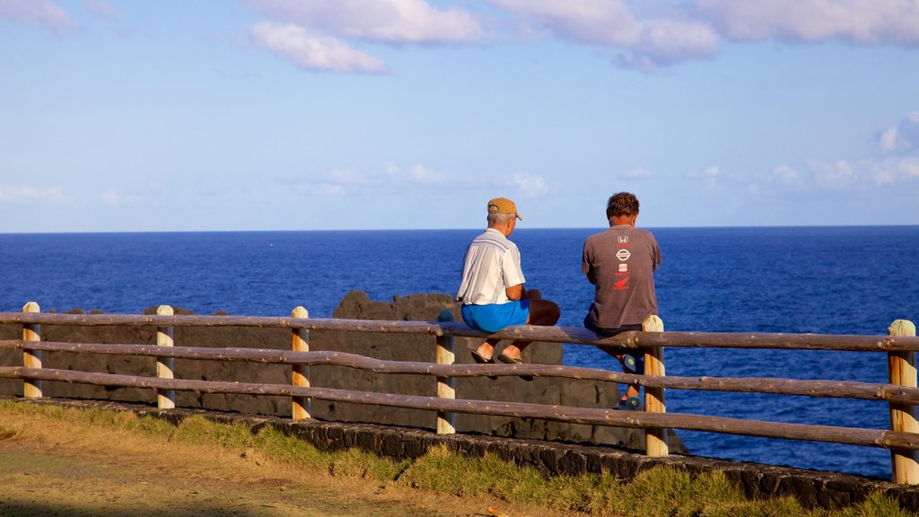 Cape Mechant que inclui paisagens litorâneas assim como um pequeno grupo de pessoas