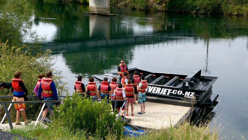 Parc et grotte géothermale d\'Orakei Korako mettant en vedette une rivière ou un ruisseau aussi bien que un petit groupe de personnes