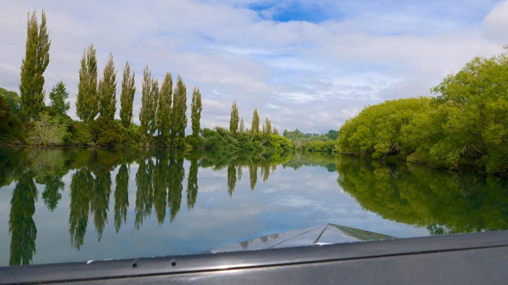 Cueva y parque geotérmico de Orakei Korako mostrando un río o arroyo