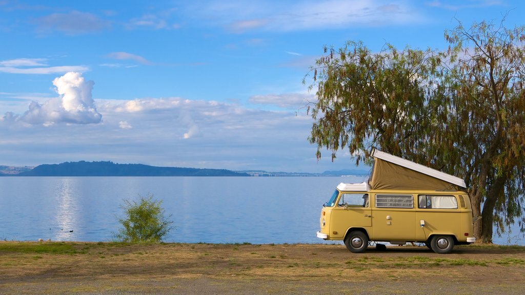 Taupo caracterizando acampamento e um lago ou charco