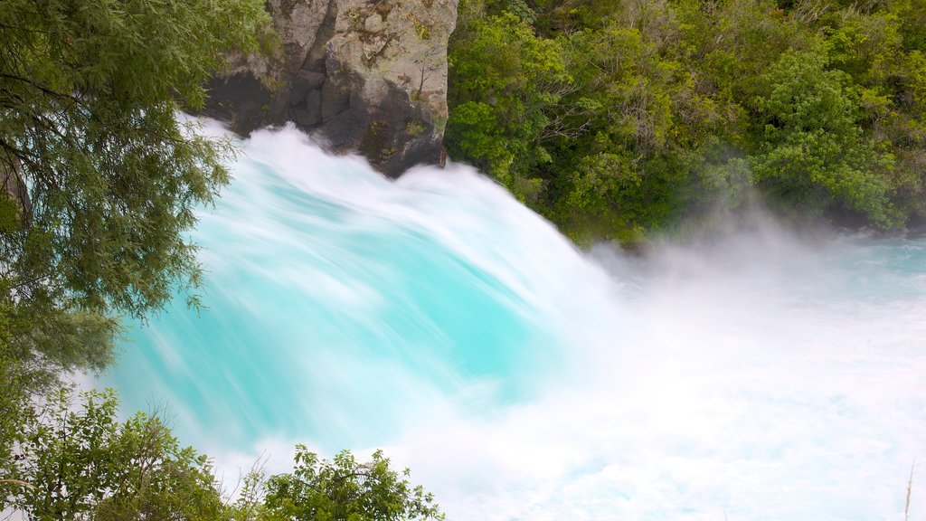 Huka Falls que inclui córrego