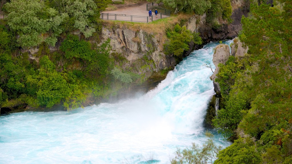 Huka Falls ofreciendo rápidos