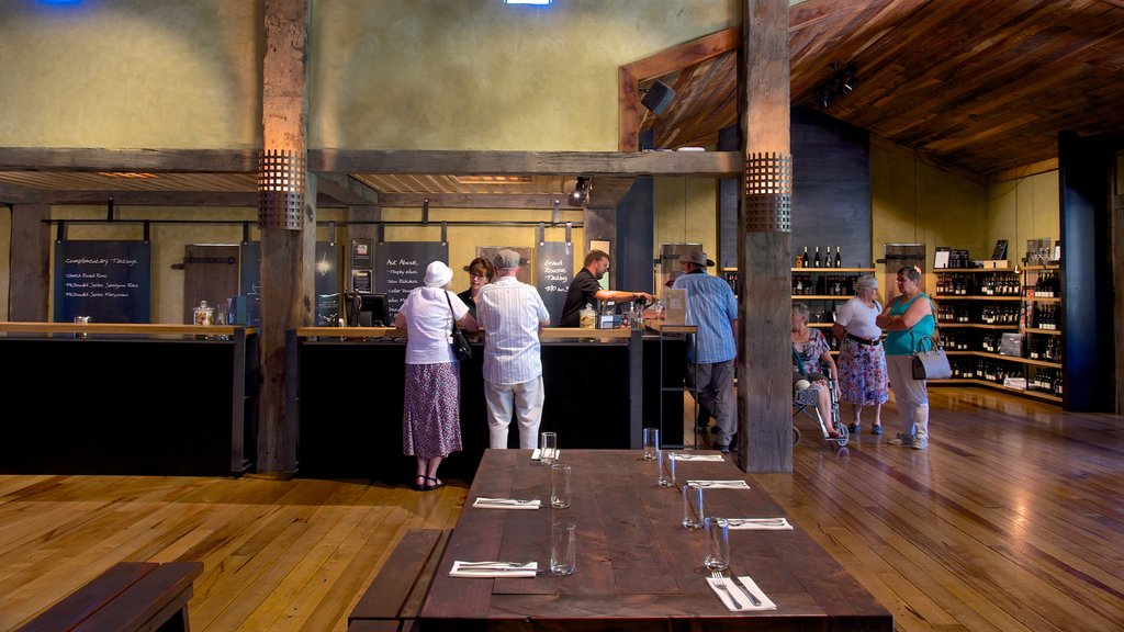 Bodega de vino Church Road ofreciendo salir a cenar y también un pequeño grupo de personas