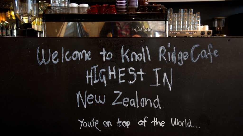 Turangi showing café scenes and signage