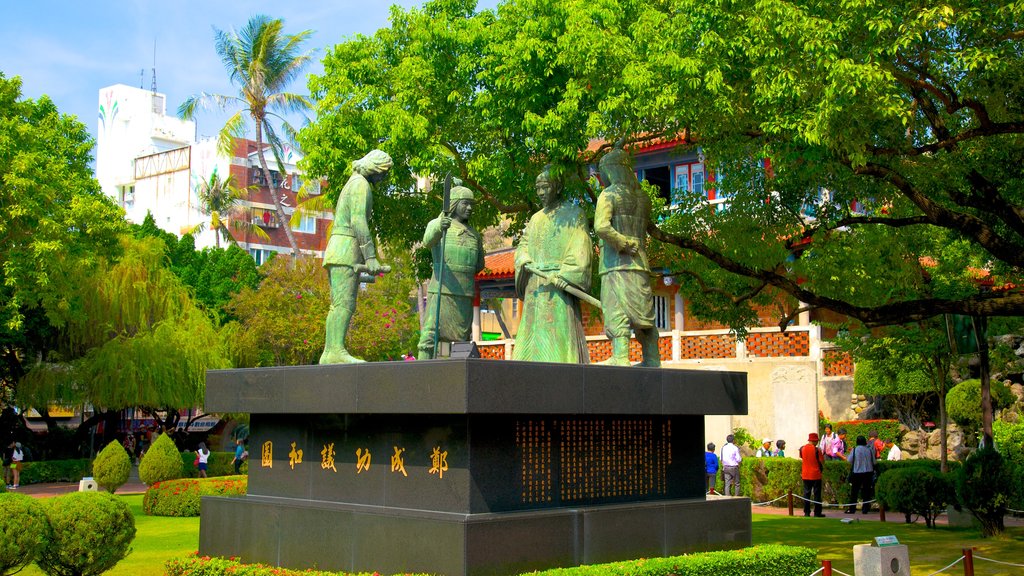 Torre de Chihkan mostrando uma estátua ou escultura e um jardim