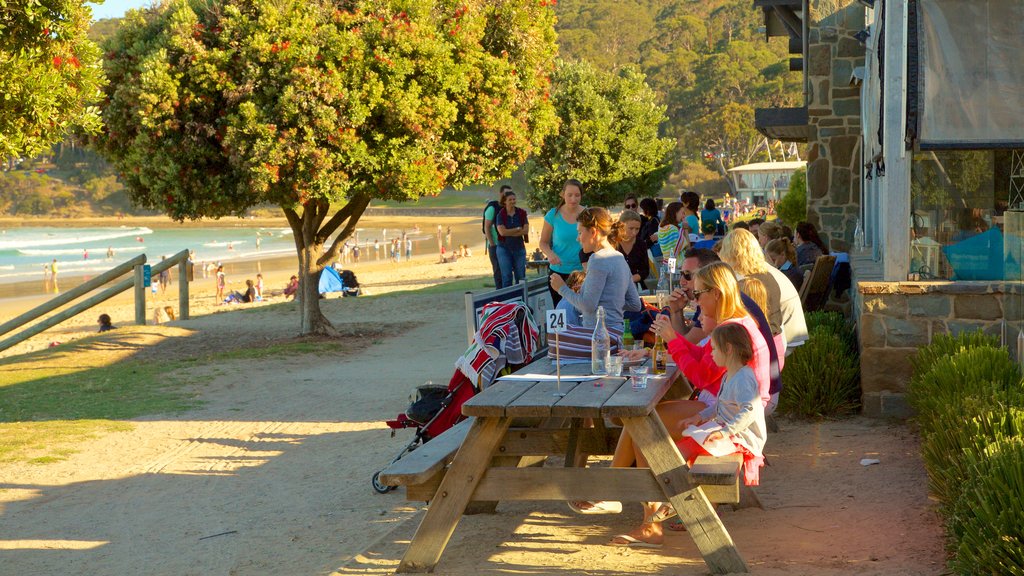 Lorne showing general coastal views and outdoor eating as well as a small group of people