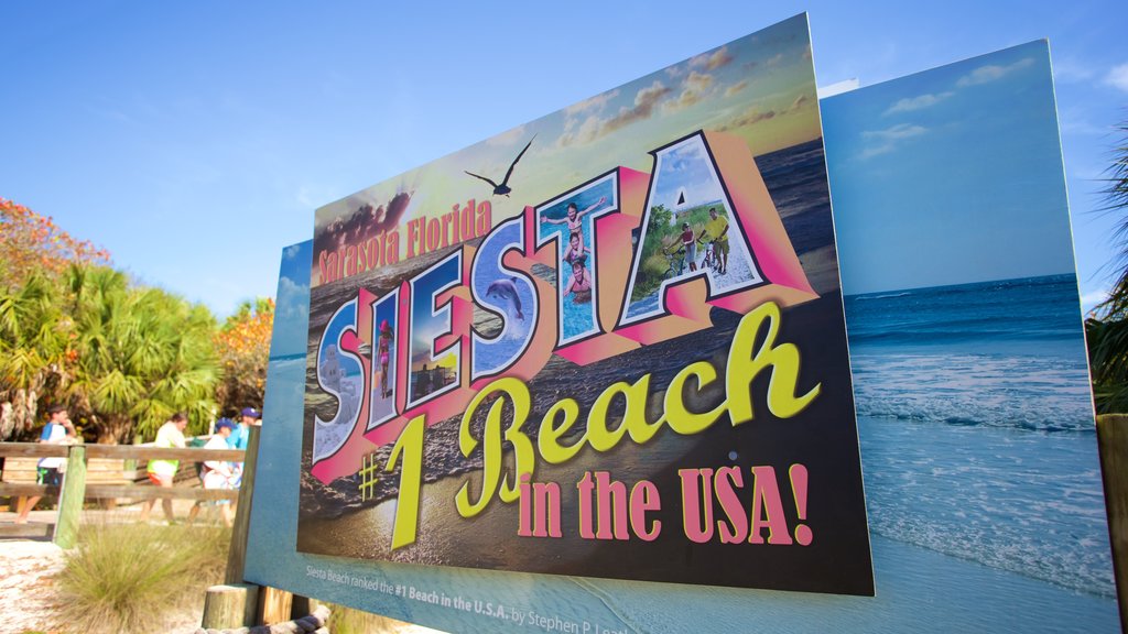 Siesta Key Public Beach que incluye señalización