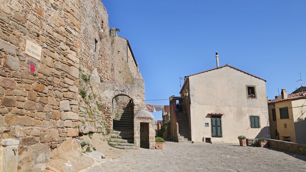 Isola del Giglio som viser en lille by eller en landsby