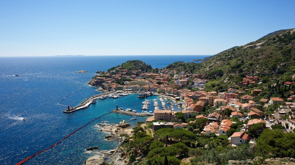 Isola del Giglio mostrando una ciudad costera, vistas generales de la costa y una pequeña ciudad o pueblo