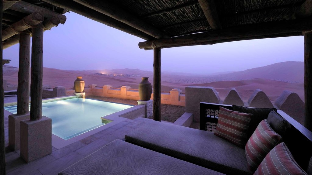 Isla de Yas ofreciendo escenas tranquilas, piscina y vista al desierto