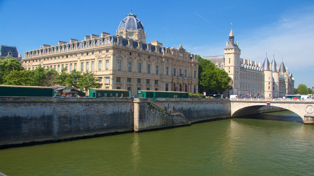 París que incluye un río o arroyo y arquitectura patrimonial