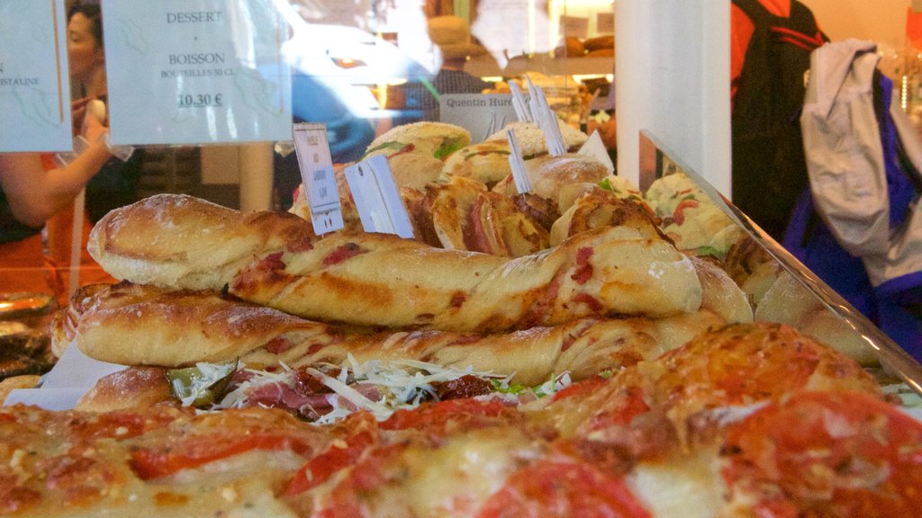 Ile de la Cite showing food