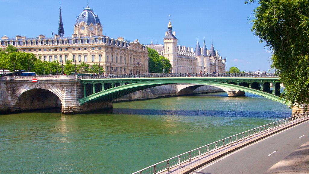 Ile de la Cite which includes a river or creek, a bridge and heritage elements